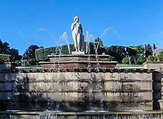 Parc de la Butte du Chapeau Rouge fountain