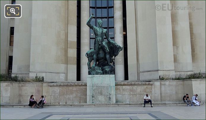 Palais de Chaillot tourists