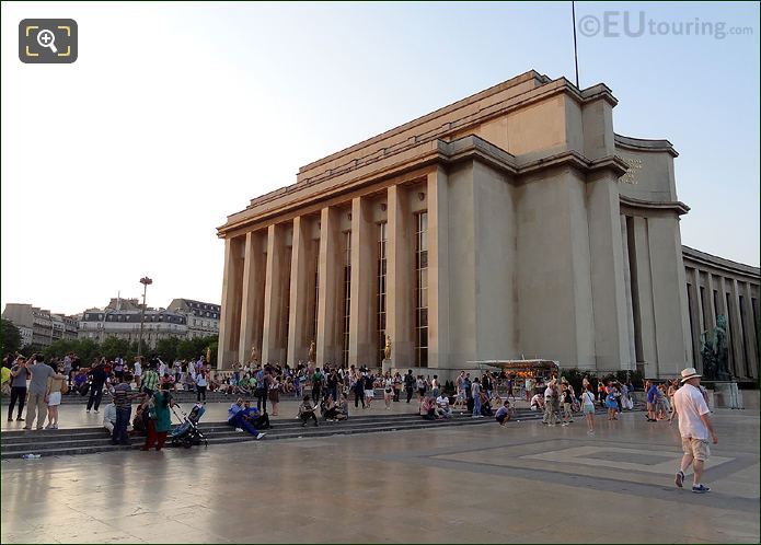 Palais de Chaillot tourists