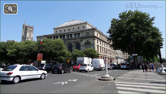 Traffic around Theatre de la Ville Paris