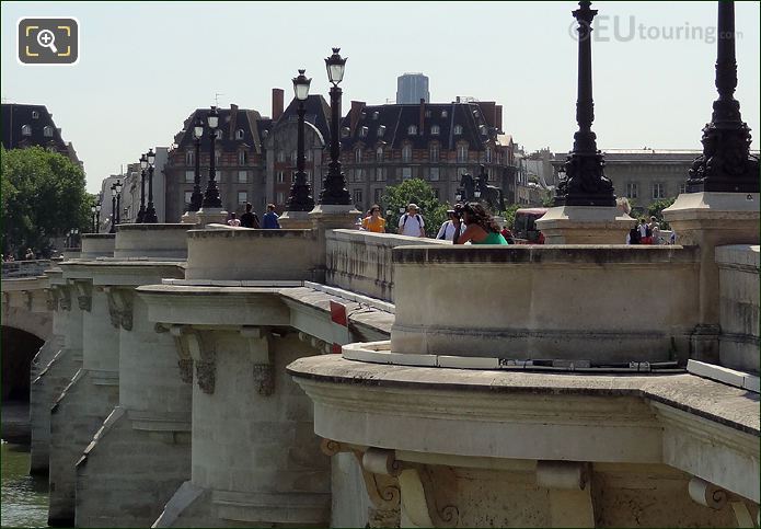 Pont Neuf tourists