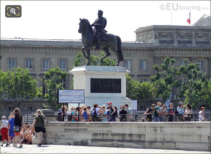 Pont Neuf bridge with tourists