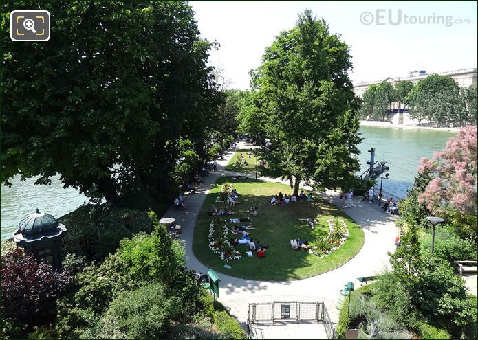 Tourists in Ile de la Cite park