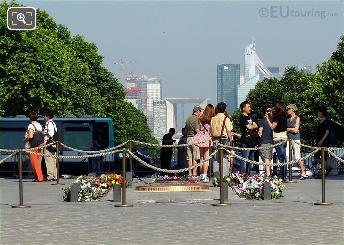 Arc de Triomphe tourists