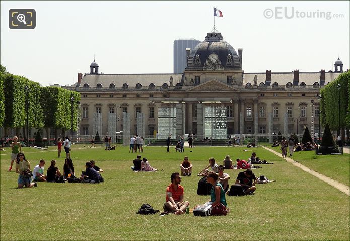 Champ de Mars tourists