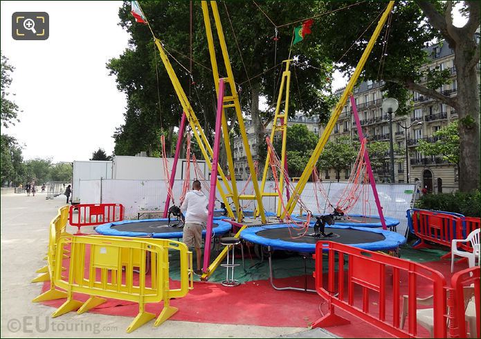 Acrobatic trampolines on Quai Branly