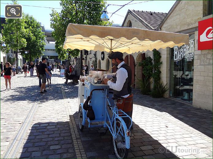 Fast food bike stand Paris