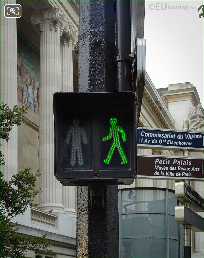 Pedestrian lights on Avenue Franklin Delano Roosevelt