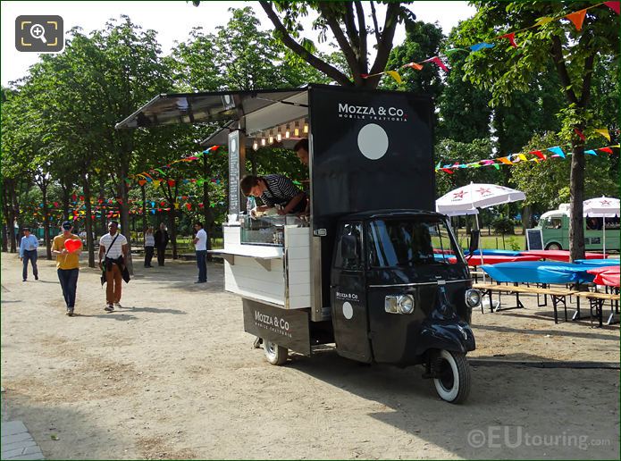 Mozza & Co mobile fast food truck Paris