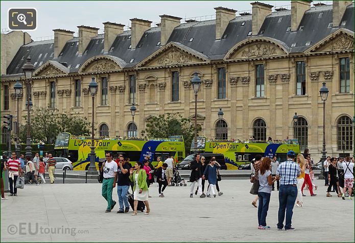 L'OpenTour buses in Place du Carrousel