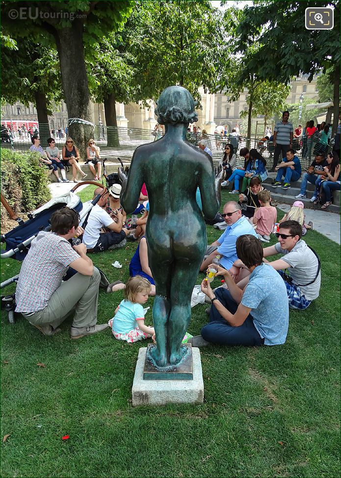 Tourists picnicing in Jardin du Carrousel