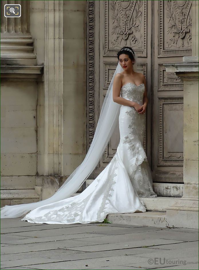 Bride wedding photos at Musee du Louvre