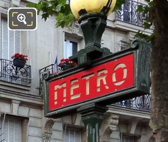 Paris merto sign