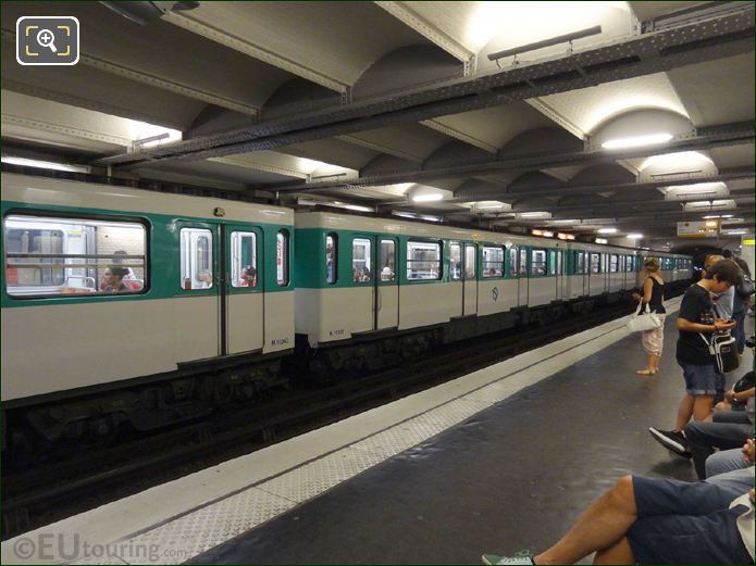 Metro station Paris train arriving 
