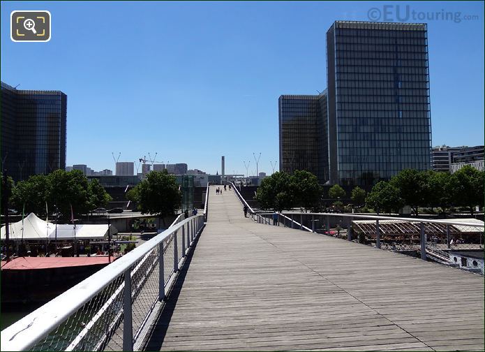 Passerelle Simone de Beauvoir central walkway