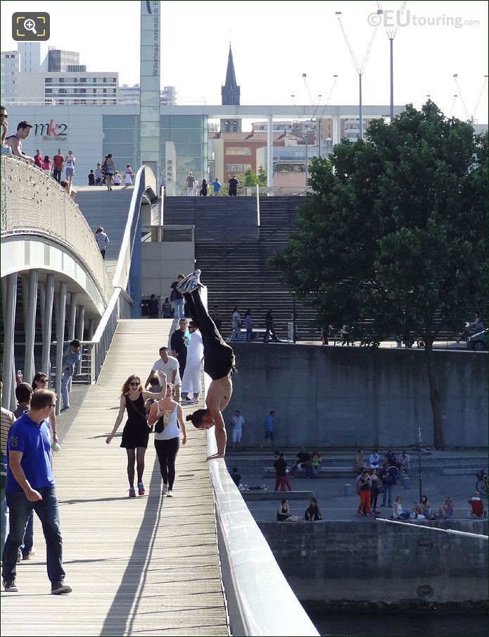 Passerelle Simone de Beauvoir handstand