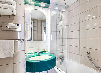 Pavillon Porte de Versailles Hotel en suite bathroom