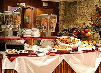 Pavillon Porte de Versailles Hotel continental breakfast bar