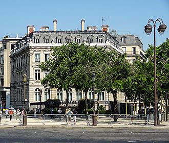 Place Charles de Gaulle buildings