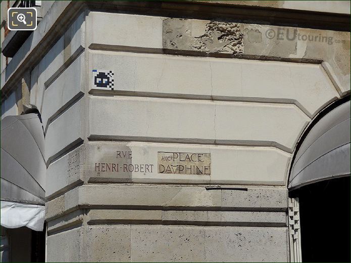 Place Dauphine wall placque