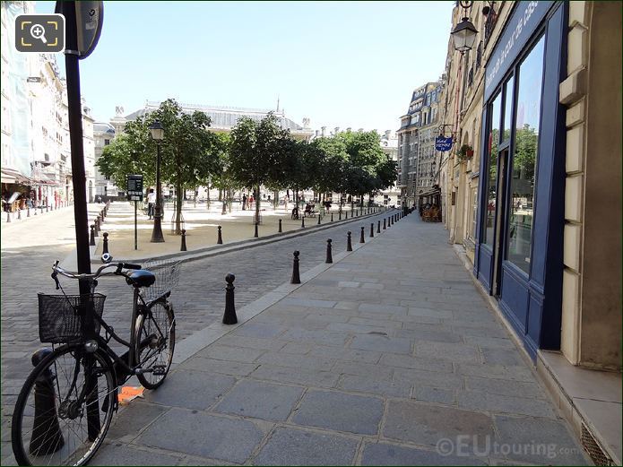 Place Dauphine footpath