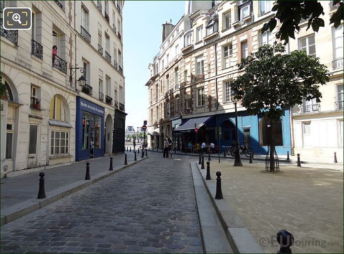 Place Dauphine exit to Pont Neuf