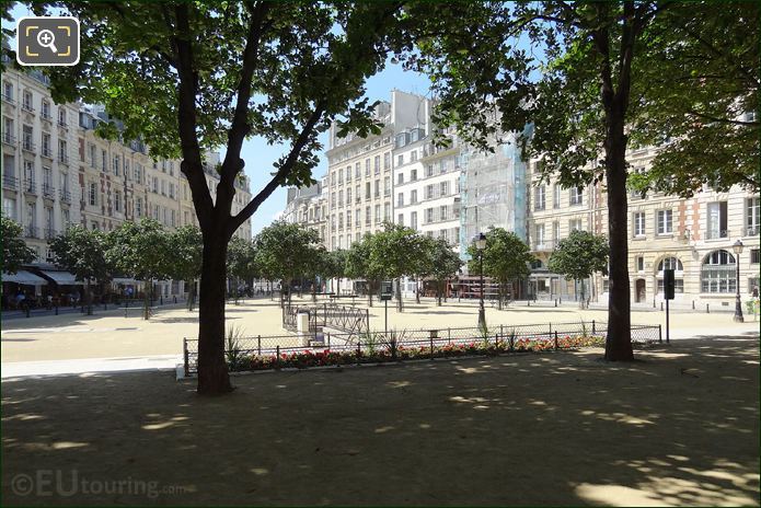 Place Dauphine over triangu;ar square