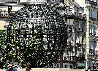 Place de l’Hotel de Ville steele globe