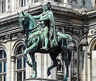 Place de l’Hotel de Ville statue