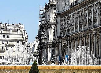 Place de l’Hotel de Ville water fountains