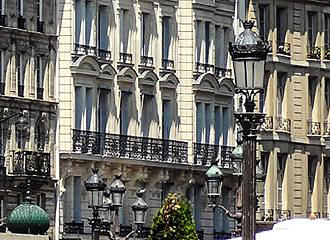 Place de l’Hotel de Ville lamp posts