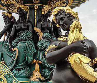 Gilded water fountain statues in Place de la Concorde