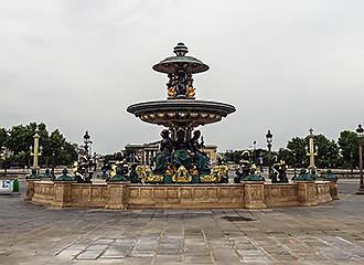 Maritime fountain inside Place de la Concorde