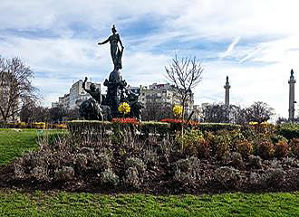 Place de la Nation statue