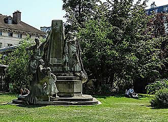 Place Denfert-Rochereau monument