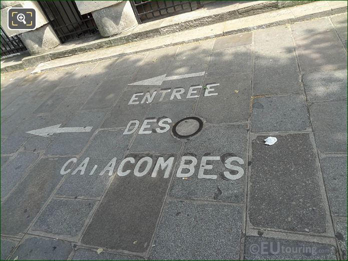 Pathway sign for Paris Catacombes