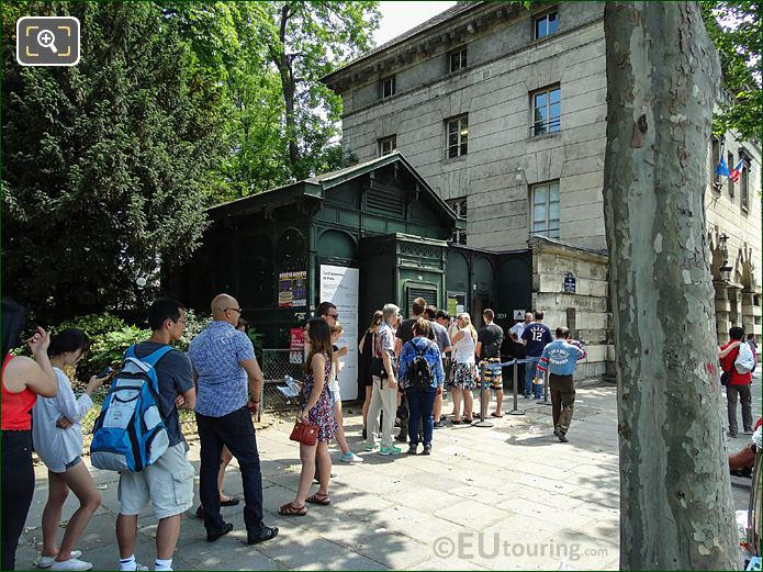 Paris Catacombes entrance tourists queuing