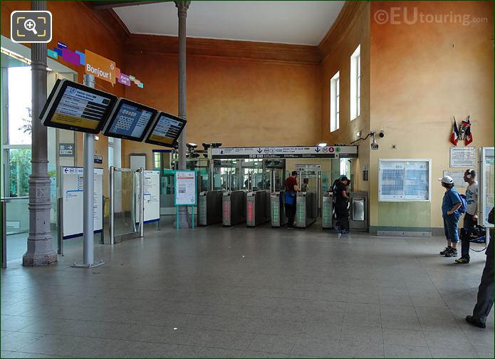 Turn styles Metro lines 4, 6 in Gare Denfert-Rochereau