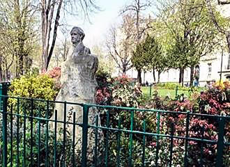 Place des Etats-Unis statue