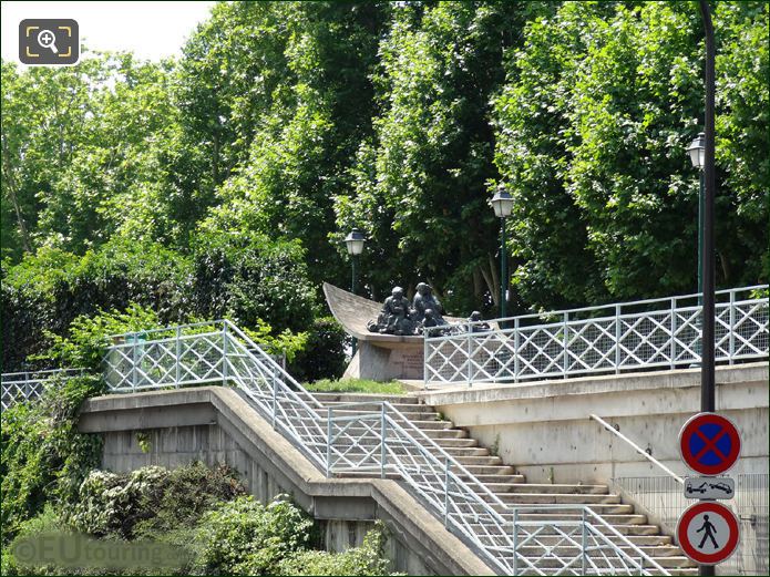 Steps to Square de la Place des Martyrs Juifs du Velodrome d'Hiver