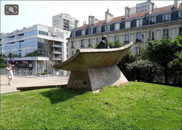 WWII monument by steps of Place des Martyrs Juifs du Velodrome d'Hiver