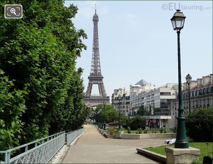 Square de la Place des Martyrs Juifs du Velodrome d'Hiver walkway