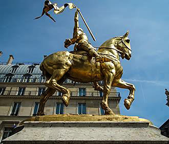 Place des Pyramides equestrian statue of Joan of Arc