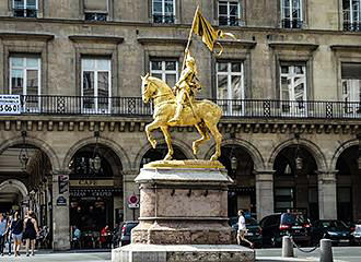 Place des Pyramides golden statue