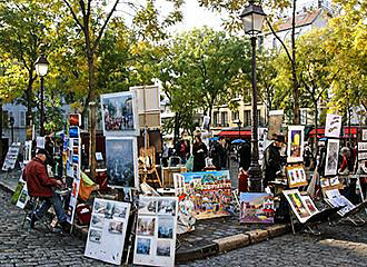 Artists painting within Place du Tertre