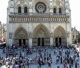 Place Jean-Paul II and Notre Dame