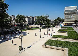 Pathway and tourists inside Place Jean-Paul II