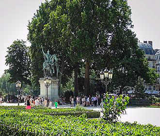 Hedges and trees in Place Jean-Paul II