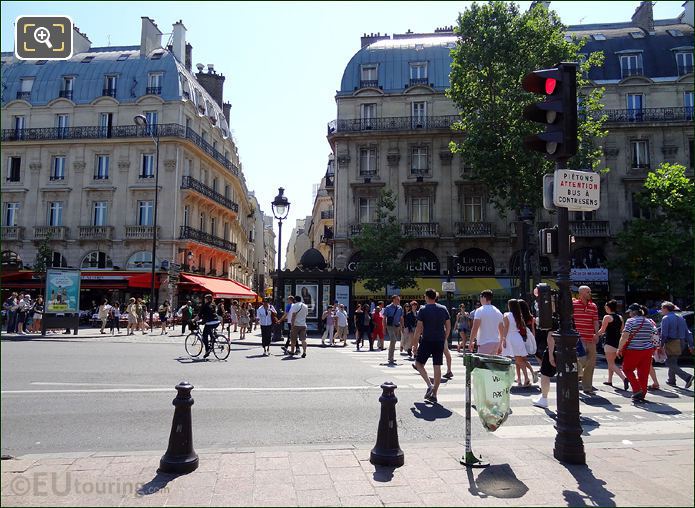 Place Saint-Michel tourists