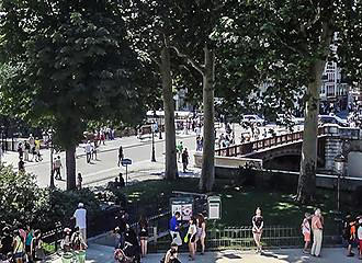 Pedestrians on the Pont au Double